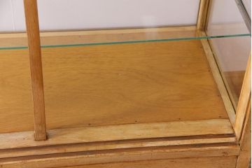 レトロ家具　昭和レトロ　ナラ材　明るい木の色合いがレトロ感を漂わせる5面ガラスのショーケース(飾り棚、陳列棚、ガラスケース)