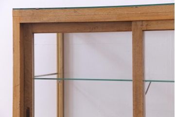 レトロ家具　昭和レトロ　ナラ材　明るい木の色合いがレトロ感を漂わせる5面ガラスのショーケース(飾り棚、陳列棚、ガラスケース)