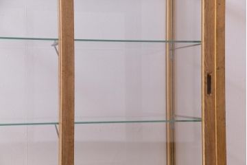 レトロ家具　昭和レトロ　ナラ材　明るい木の色合いがレトロ感を漂わせる5面ガラスのショーケース(飾り棚、陳列棚、ガラスケース)