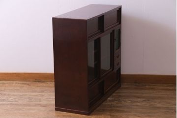 アンティーク家具　和製アンティーク　上手物　三方ケヤキ材　つややかな漆塗りと当時物色ガラスが魅力の戸棚(飾り棚、収納棚、茶棚)