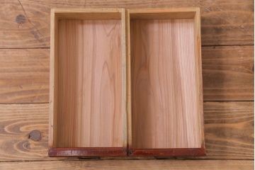 アンティーク家具　和製アンティーク　上手物　三方ケヤキ材　つややかな漆塗りと当時物色ガラスが魅力の戸棚(飾り棚、収納棚、茶棚)