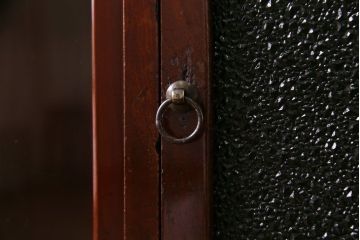 アンティーク家具　和製アンティーク　上手物　三方ケヤキ材　つややかな漆塗りと当時物色ガラスが魅力の戸棚(飾り棚、収納棚、茶棚)