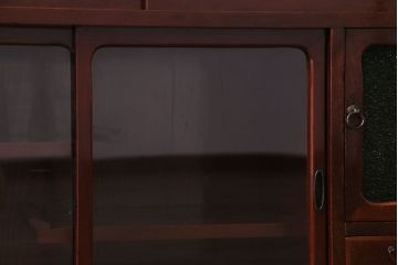 アンティーク家具　和製アンティーク　上手物　三方ケヤキ材　つややかな漆塗りと当時物色ガラスが魅力の戸棚(飾り棚、収納棚、茶棚)