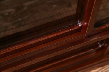 アンティーク家具　和製アンティーク　上手物　三方ケヤキ材　つややかな漆塗りと当時物色ガラスが魅力の戸棚(飾り棚、収納棚、茶棚)