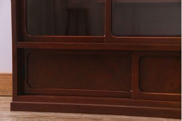 アンティーク家具　和製アンティーク　上手物　三方ケヤキ材　つややかな漆塗りと当時物色ガラスが魅力の戸棚(飾り棚、収納棚、茶棚)