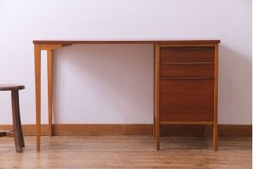 ヴィンテージ家具　北欧ビンテージ　シンプルなデザインの引き出し付きワークデスク(片袖机、在宅ワーク、在宅用)