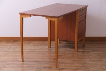 ヴィンテージ家具　北欧ビンテージ　シンプルなデザインの引き出し付きワークデスク(片袖机、在宅ワーク、在宅用)