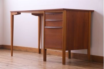 ヴィンテージ家具　北欧ビンテージ　シンプルなデザインの引き出し付きワークデスク(片袖机、在宅ワーク、在宅用)