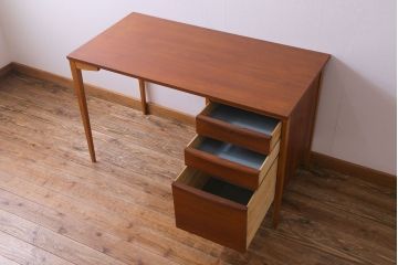 ヴィンテージ家具　北欧ビンテージ　シンプルなデザインの引き出し付きワークデスク(片袖机、在宅ワーク、在宅用)