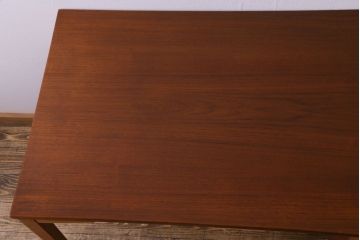 ヴィンテージ家具　北欧ビンテージ　シンプルなデザインの引き出し付きワークデスク(片袖机、在宅ワーク、在宅用)