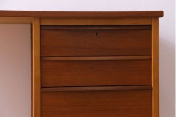 ヴィンテージ家具　北欧ビンテージ　シンプルなデザインの引き出し付きワークデスク(片袖机、在宅ワーク、在宅用)