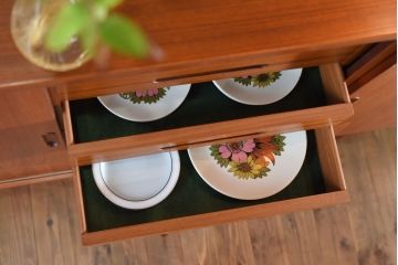 ヴィンテージ家具　北欧ビンテージ　デンマーク　作業台付き　収納力抜群でシンプルな幅広サイドボード(リビングボード、戸棚)