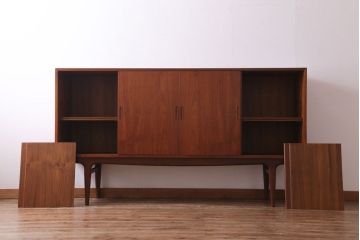 ヴィンテージ家具　北欧ビンテージ　デンマーク　作業台付き　収納力抜群でシンプルな幅広サイドボード(リビングボード、戸棚)
