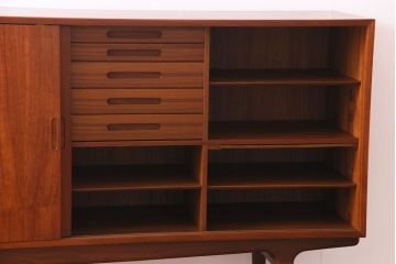 ヴィンテージ家具　北欧ビンテージ　デンマーク　作業台付き　収納力抜群でシンプルな幅広サイドボード(リビングボード、戸棚)