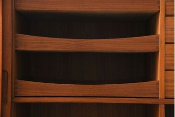 ヴィンテージ家具　北欧ビンテージ　デンマーク　作業台付き　収納力抜群でシンプルな幅広サイドボード(リビングボード、戸棚)