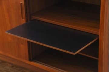 ヴィンテージ家具　北欧ビンテージ　デンマーク　作業台付き　収納力抜群でシンプルな幅広サイドボード(リビングボード、戸棚)