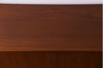 ヴィンテージ家具　北欧ビンテージ　デンマーク　作業台付き　収納力抜群でシンプルな幅広サイドボード(リビングボード、戸棚)