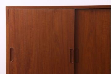 ヴィンテージ家具　北欧ビンテージ　デンマーク　作業台付き　収納力抜群でシンプルな幅広サイドボード(リビングボード、戸棚)