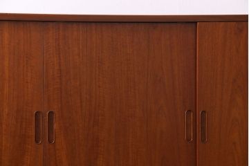 ヴィンテージ家具　北欧ビンテージ　デンマーク　作業台付き　収納力抜群でシンプルな幅広サイドボード(リビングボード、戸棚)