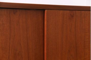 ヴィンテージ家具　北欧ビンテージ　デンマーク　作業台付き　収納力抜群でシンプルな幅広サイドボード(リビングボード、戸棚)