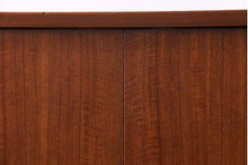 ヴィンテージ家具　北欧ビンテージ　デンマーク　作業台付き　収納力抜群でシンプルな幅広サイドボード(リビングボード、戸棚)