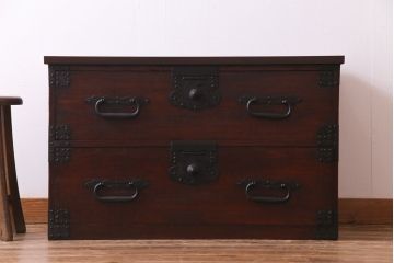アンティーク家具　和製アンティーク　重厚な金具と味わいのある趣が魅力の箪笥ローボード(ローチェスト、衣装箪笥)