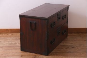 アンティーク家具　和製アンティーク　重厚な金具と味わいのある趣が魅力の箪笥ローボード(ローチェスト、衣装箪笥)