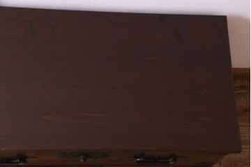 アンティーク家具　和製アンティーク　重厚な金具と味わいのある趣が魅力の箪笥ローボード(ローチェスト、衣装箪笥)