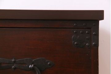 アンティーク家具　和製アンティーク　重厚な金具と味わいのある趣が魅力の箪笥ローボード(ローチェスト、衣装箪笥)
