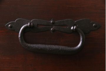 アンティーク家具　和製アンティーク　重厚な金具と味わいのある趣が魅力の箪笥ローボード(ローチェスト、衣装箪笥)