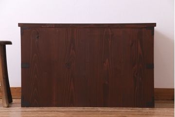 アンティーク家具　和製アンティーク　重厚な金具と味わいのある趣が魅力の箪笥ローボード(ローチェスト、衣装箪笥)