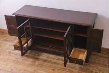 中古　北海道民芸家具　脚付き 落ち着きある色合いのサイドボード(収納棚、戸棚)(定価38万円)(3)