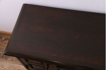 中古　北海道民芸家具　脚付き 落ち着きある色合いのサイドボード(収納棚、戸棚)(定価38万円)(3)