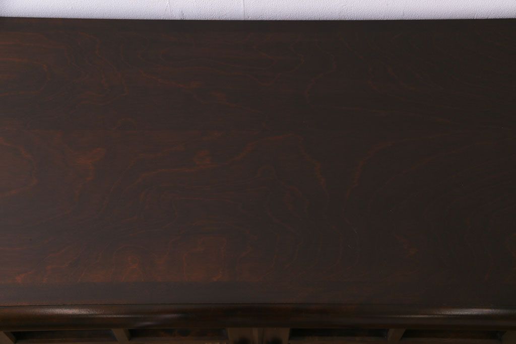 中古　北海道民芸家具　脚付き 落ち着きある色合いのサイドボード(収納棚、戸棚)(定価38万円)(3)