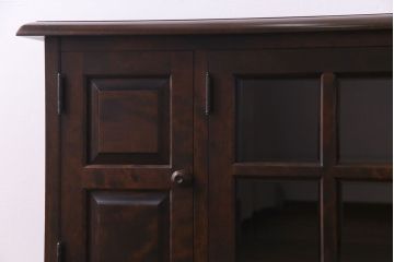 中古　北海道民芸家具　脚付き 落ち着きある色合いのサイドボード(収納棚、戸棚)(定価38万円)(3)