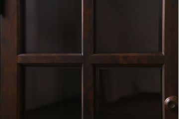 中古　北海道民芸家具　脚付き 落ち着きある色合いのサイドボード(収納棚、戸棚)(定価38万円)(3)