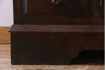 中古　北海道民芸家具　脚付き 落ち着きある色合いのサイドボード(収納棚、戸棚)(定価38万円)(3)