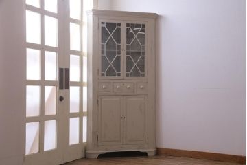 アンティーク家具　フランスアンティーク　カントリー調のペイントカラーがおしゃれなコーナーキャビネット(飾り棚、収納棚、戸棚)
