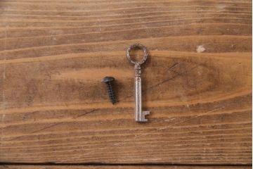 アンティーク家具　フランスアンティーク　カントリー調のペイントカラーがおしゃれなコーナーキャビネット(飾り棚、収納棚、戸棚)