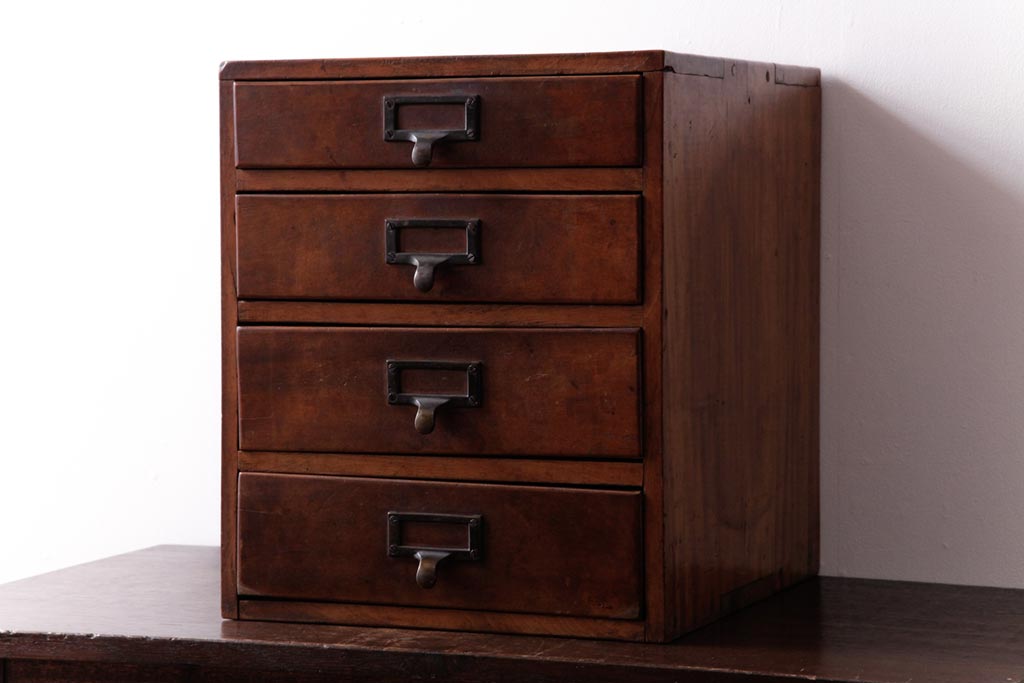 レトロ家具　和製アンティーク　ネームプレート付き　古い木が味わい深いレトロな小引き出し(小物収納)