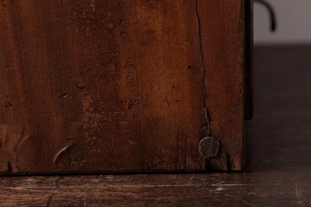 レトロ家具　和製アンティーク　ネームプレート付き　古い木が味わい深いレトロな小引き出し(小物収納)