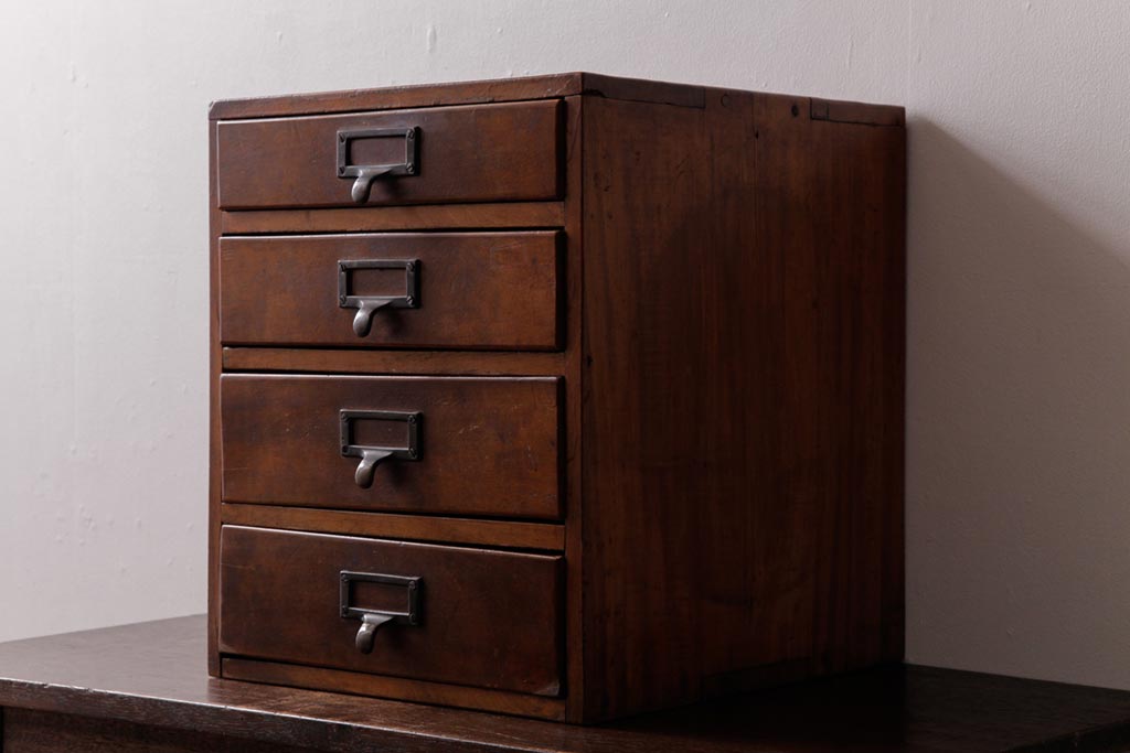 レトロ家具　和製アンティーク　ネームプレート付き　古い木が味わい深いレトロな小引き出し(小物収納)