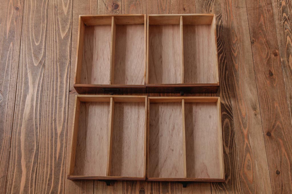レトロ家具　和製アンティーク　ネームプレート付き　古い木が味わい深いレトロな小引き出し(小物収納)