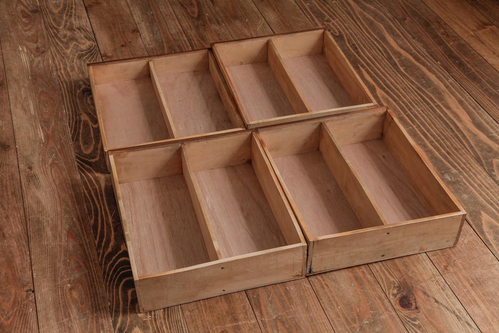 レトロ家具　和製アンティーク　ネームプレート付き　古い木が味わい深いレトロな小引き出し(小物収納)