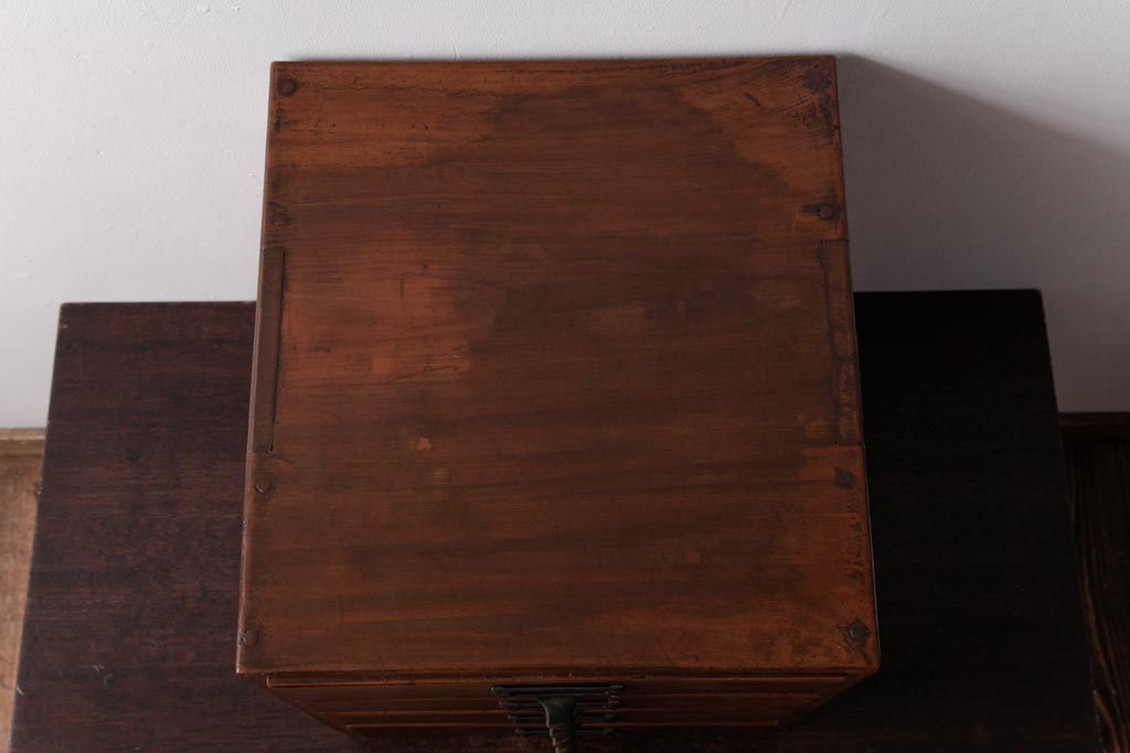 レトロ家具　和製アンティーク　ネームプレート付き　古い木が味わい深いレトロな小引き出し(小物収納)