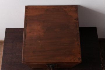 レトロ家具　和製アンティーク　ネームプレート付き　古い木が味わい深いレトロな小引き出し(小物収納)
