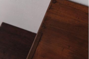 レトロ家具　和製アンティーク　ネームプレート付き　古い木が味わい深いレトロな小引き出し(小物収納)