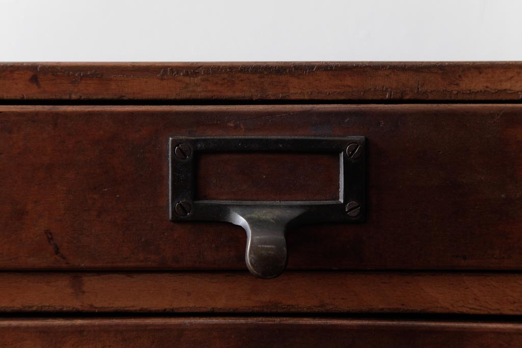 レトロ家具　和製アンティーク　ネームプレート付き　古い木が味わい深いレトロな小引き出し(小物収納)