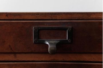 レトロ家具　和製アンティーク　ネームプレート付き　古い木が味わい深いレトロな小引き出し(小物収納)