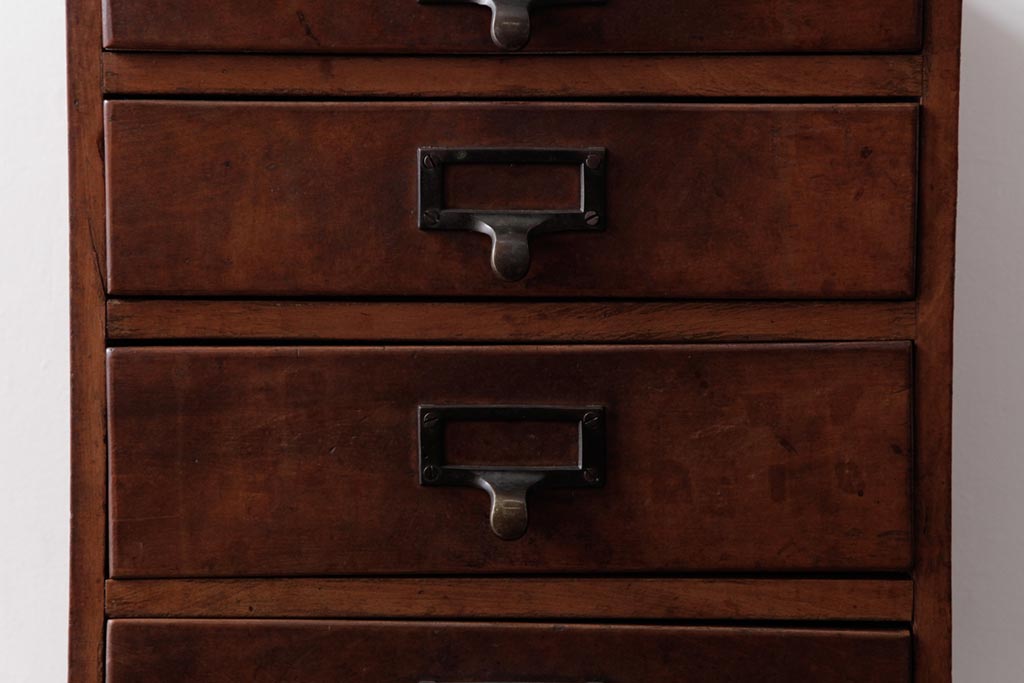 レトロ家具　和製アンティーク　ネームプレート付き　古い木が味わい深いレトロな小引き出し(小物収納)